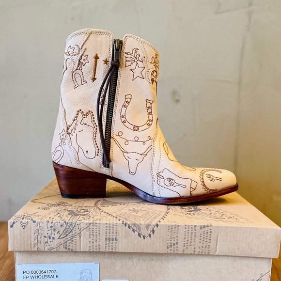 FP New Frontier Doodle Boot in Bone - Picture 2 of 8
